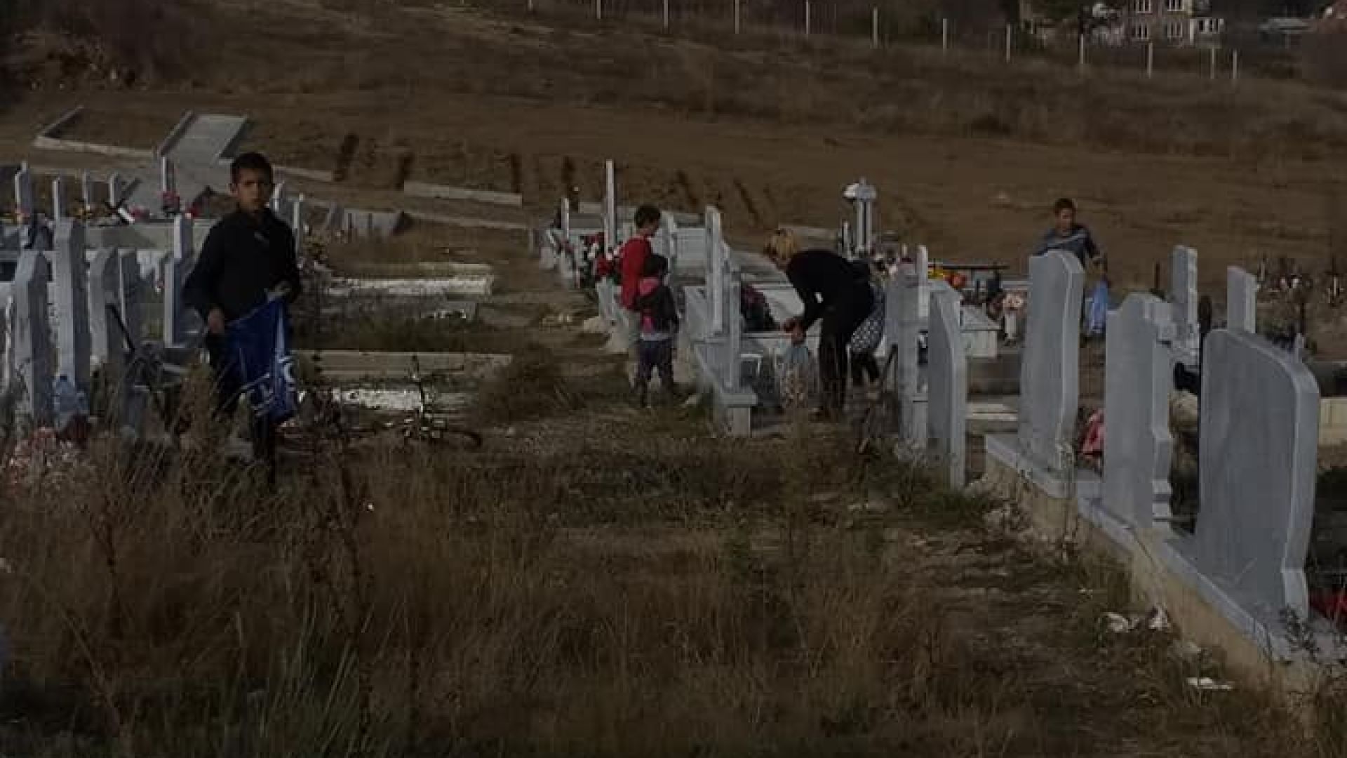 Децата от ромската махала в Самоков се хранят на гробищата