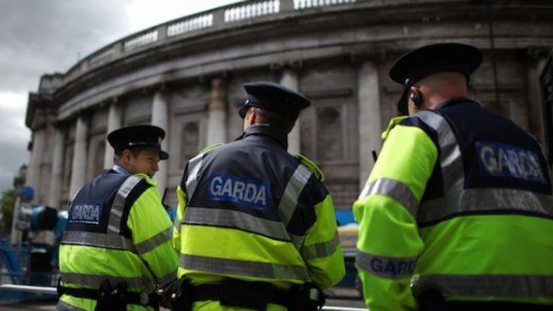 Свиреп бой между двама бесни шофьори насред пътното платно пред