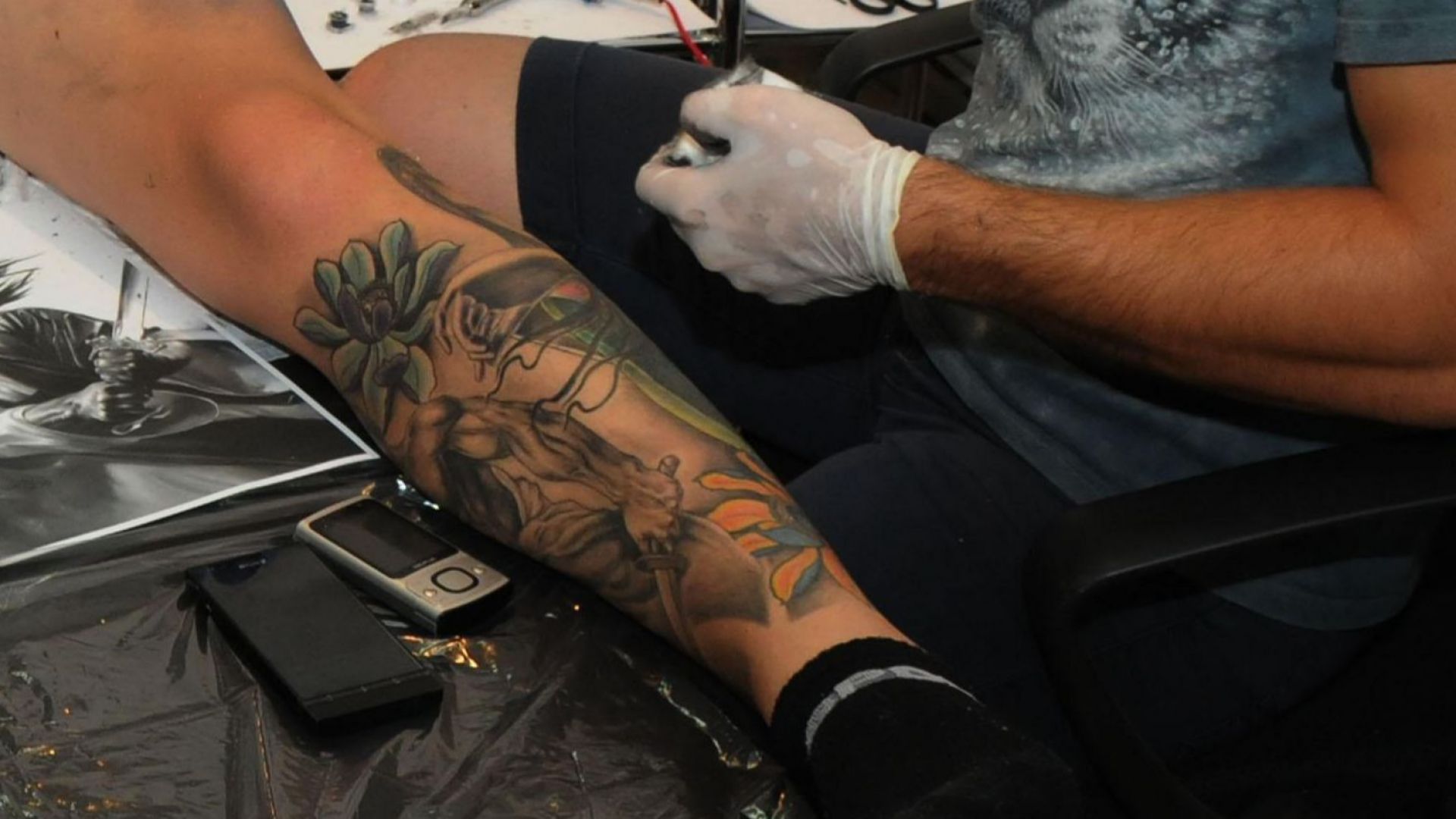 По строг контрол върху татуировките Еврокомисията готви регулации срещу опасните оцветители