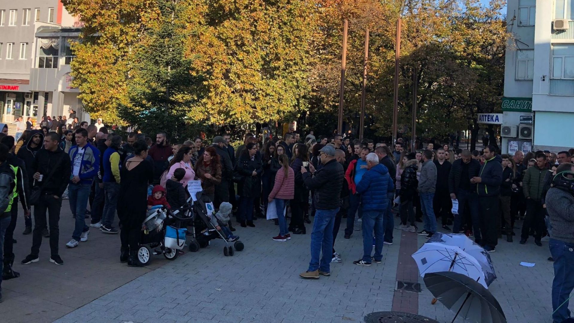 Десетки жители на Търговище организираха протест пред Съдебната палата в