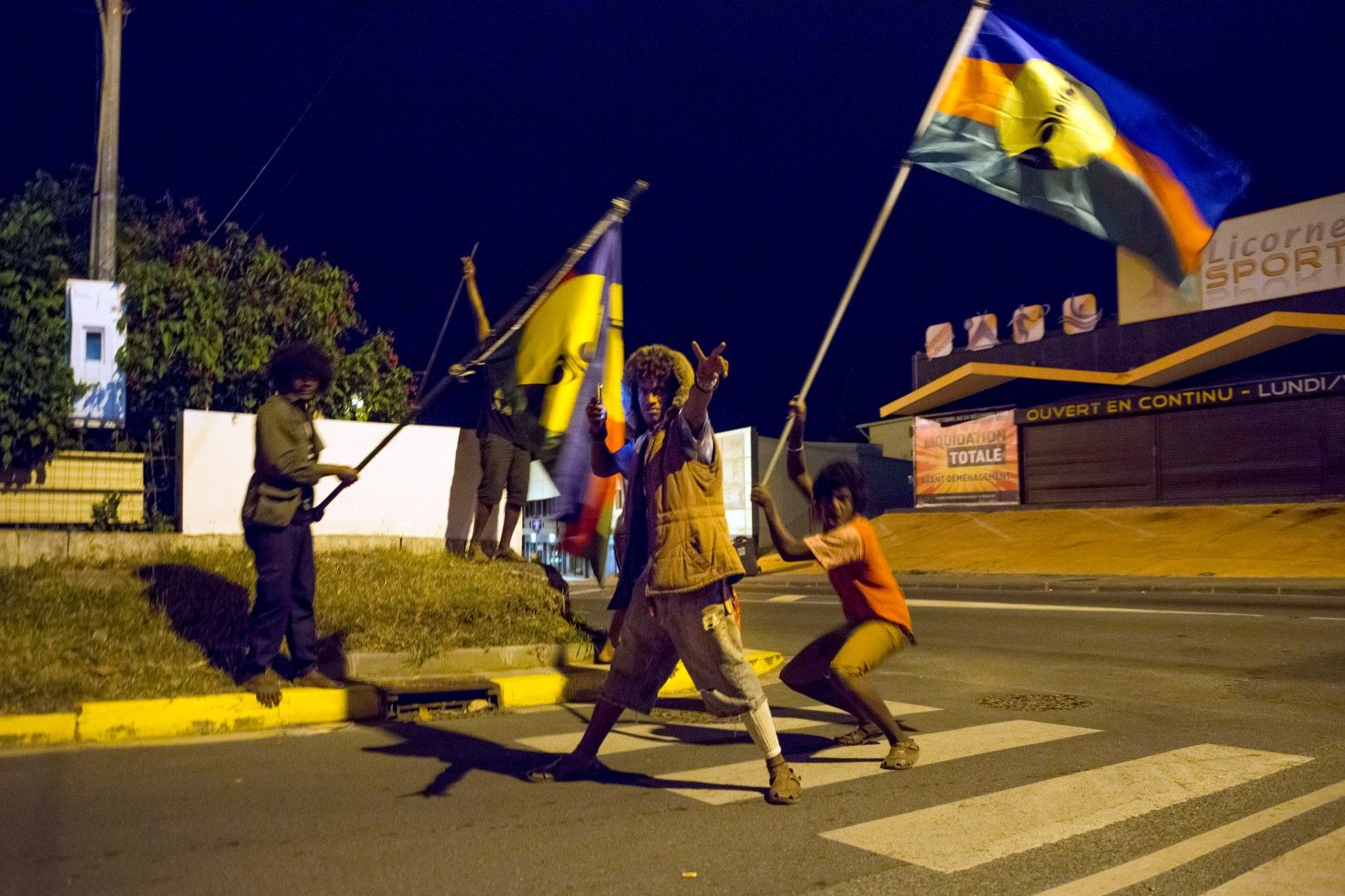  Местни поданици какаки развяват своето знаме 