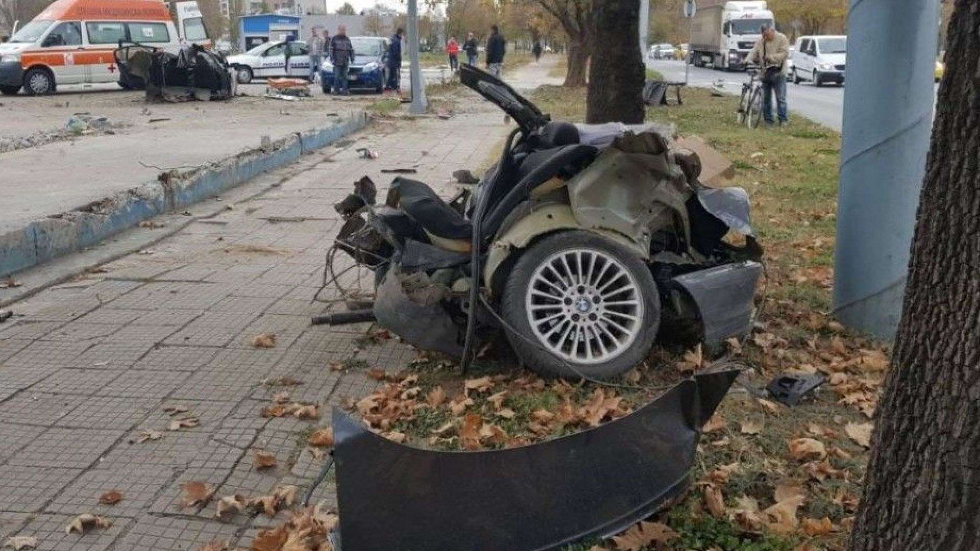 Лек автомобил БМВ се разцепи на две при тежка катастрофа