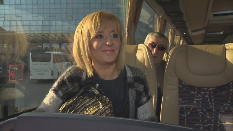 Мая Манолова пристигна на Централна автогара в София с такси