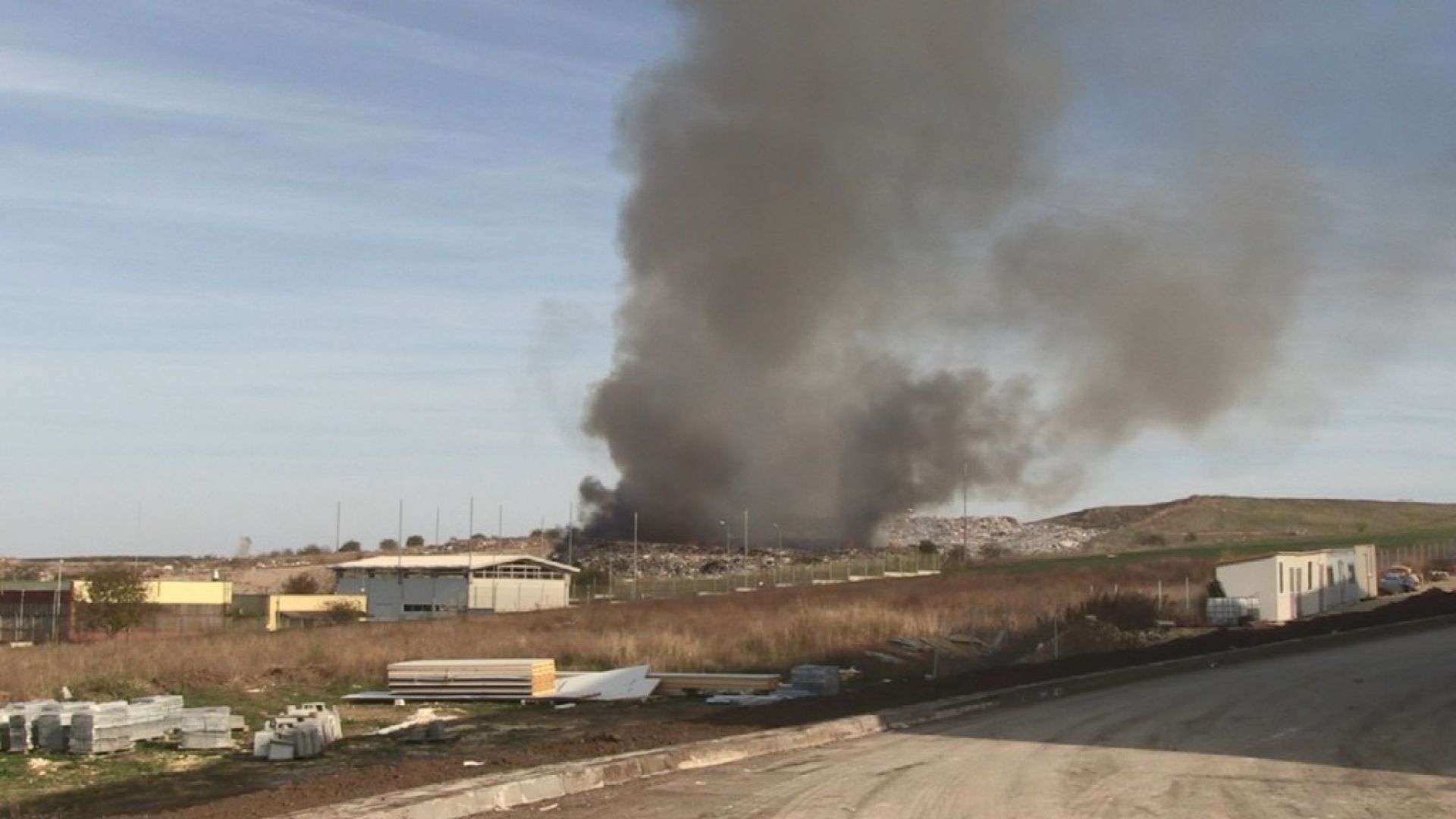 Трети ден екипи на противопожарната служба оказват съдействие за пълното