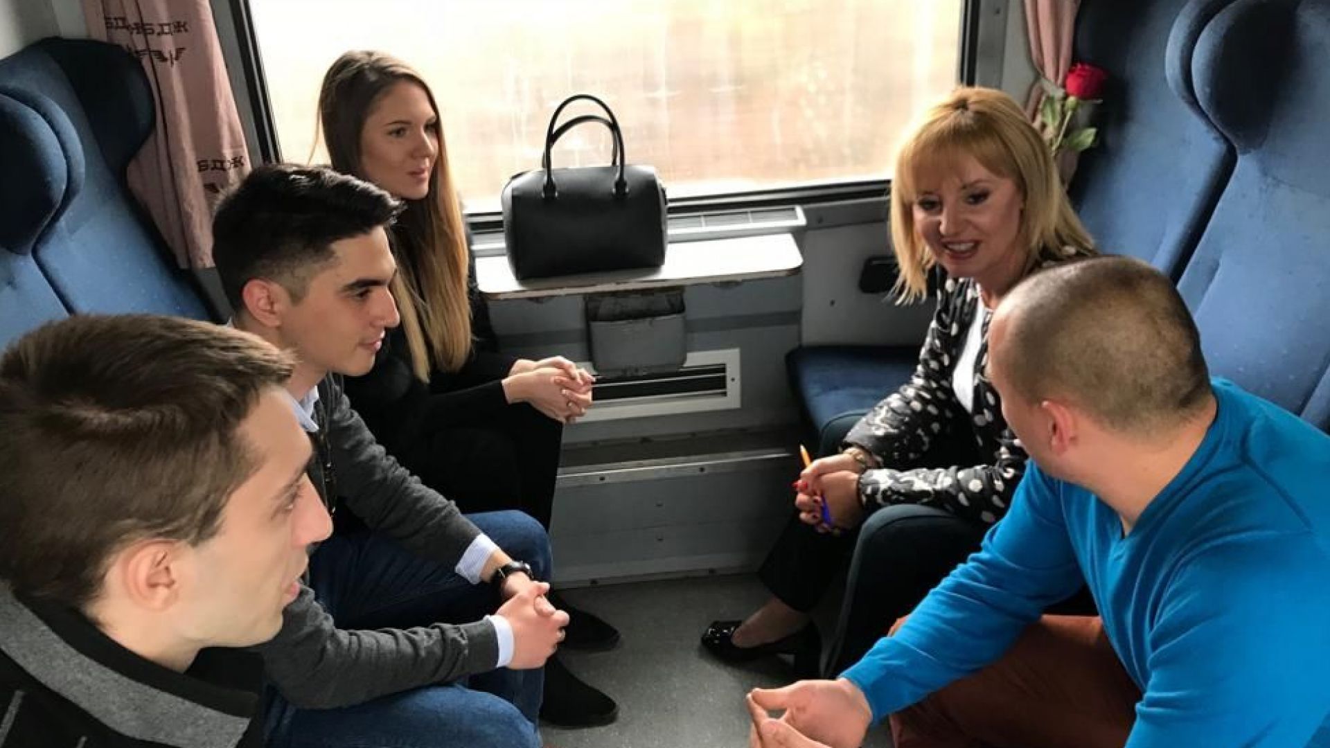 Манолова прие 117 граждани във влака София - Варна