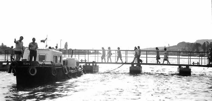 Понтонният мост се отваря от катер с двама морски старшини