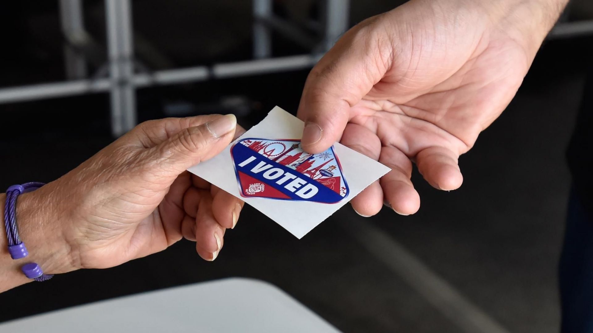 Дълги опашки пред избирателните секции и неизправни машини за гласуване