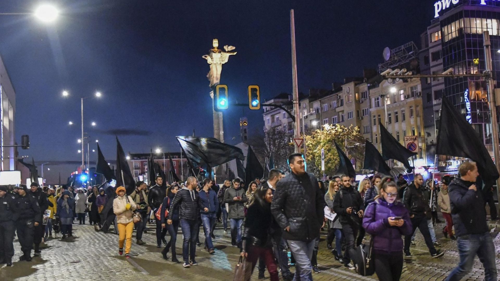 С шествие до централата на ВМРО и с копия на