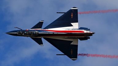 Китайски изтребители летят метри над плажуващи (видео)