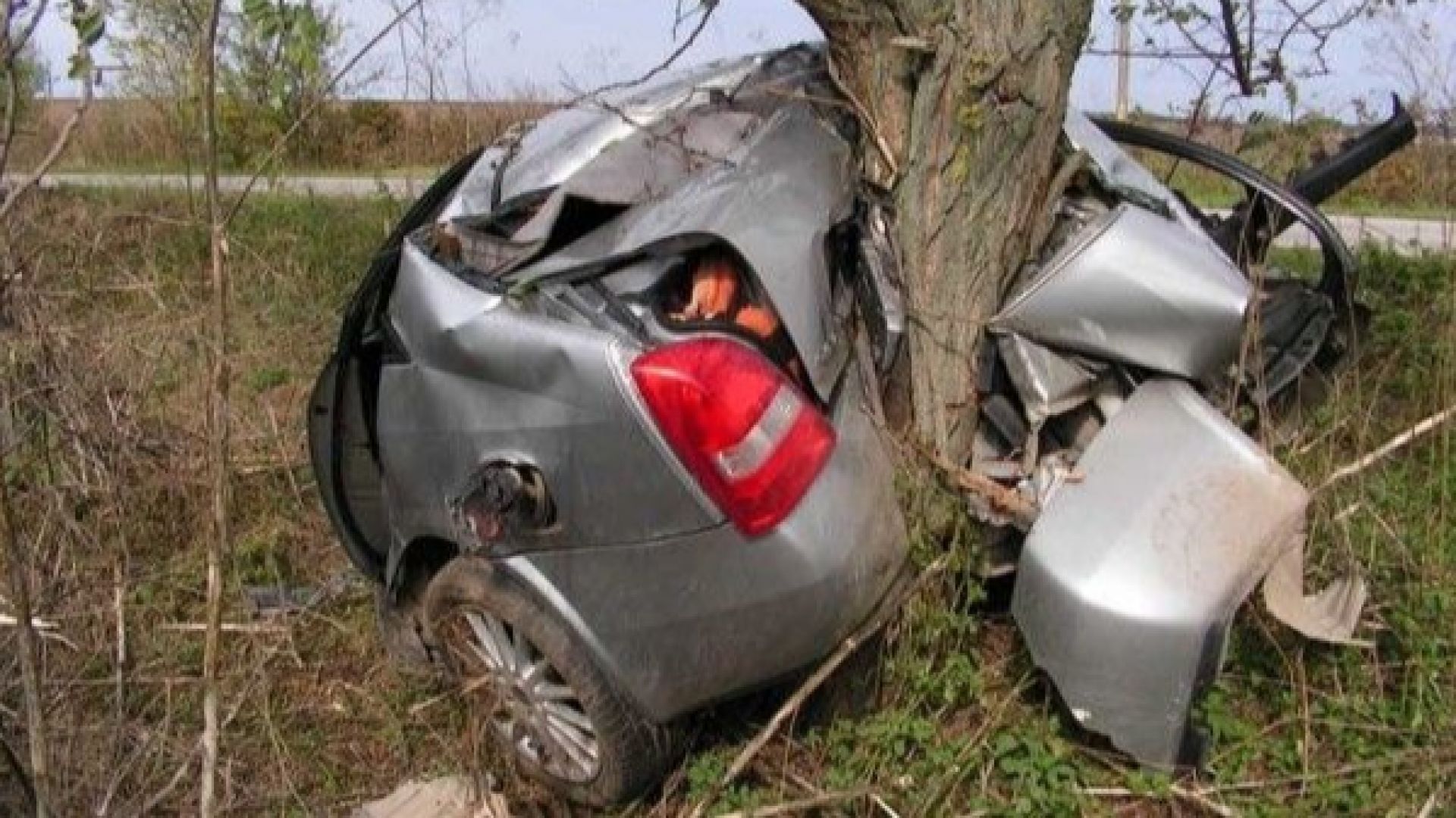 Млада жена загина във Видинско след удар на колата й в дърво