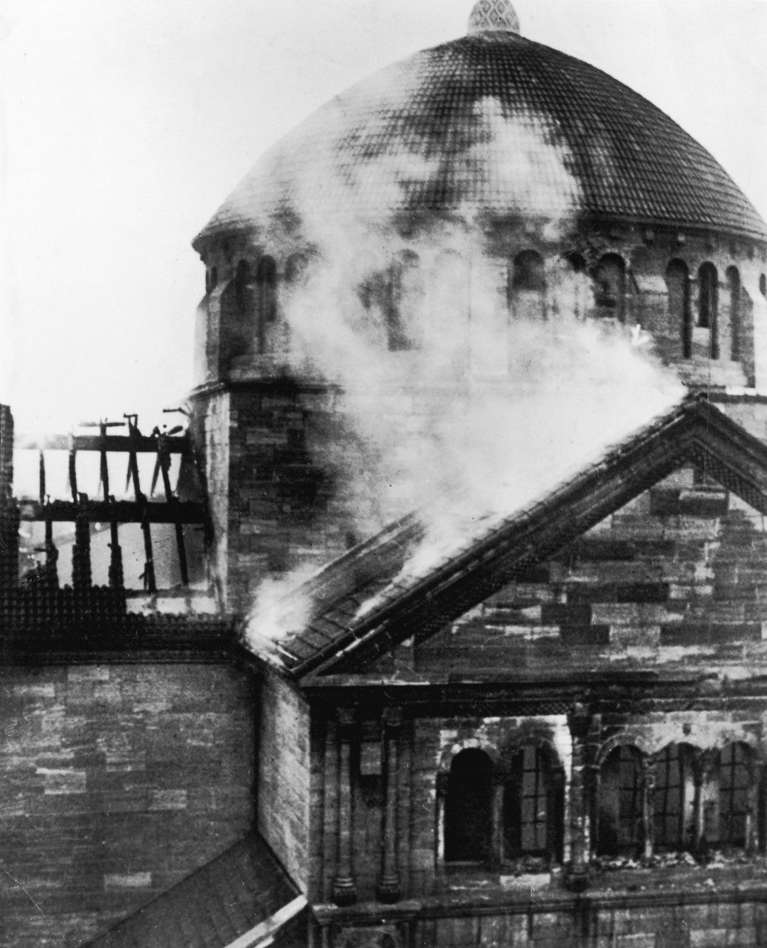 Синагогата на Фазаненщрасе в Берлин на сутринта, след като е била запалена