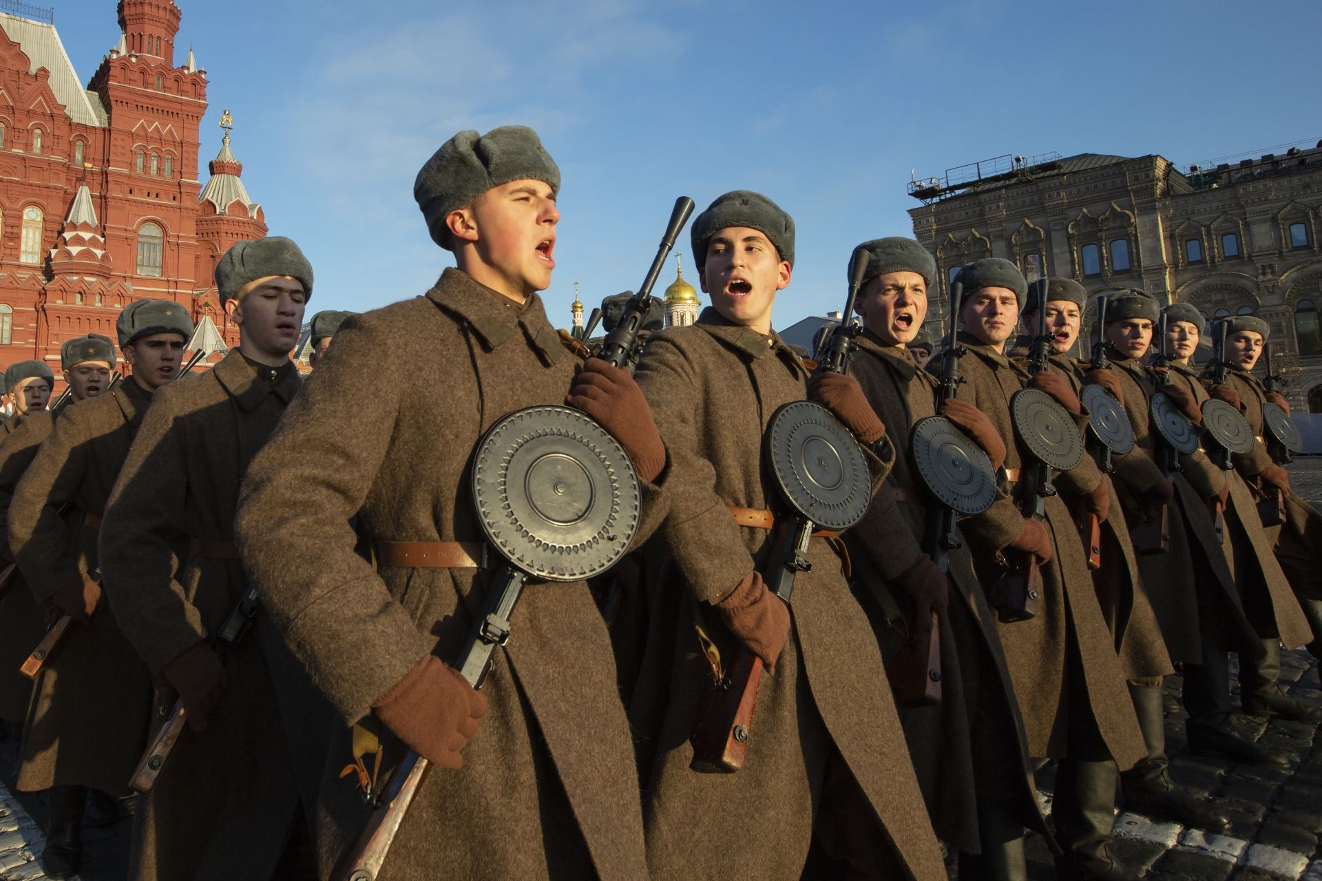 Руски войници, облечени в униформи на Втората световна война на Червената армия, по време на парада на 7 ноември в Червения площад в Москва