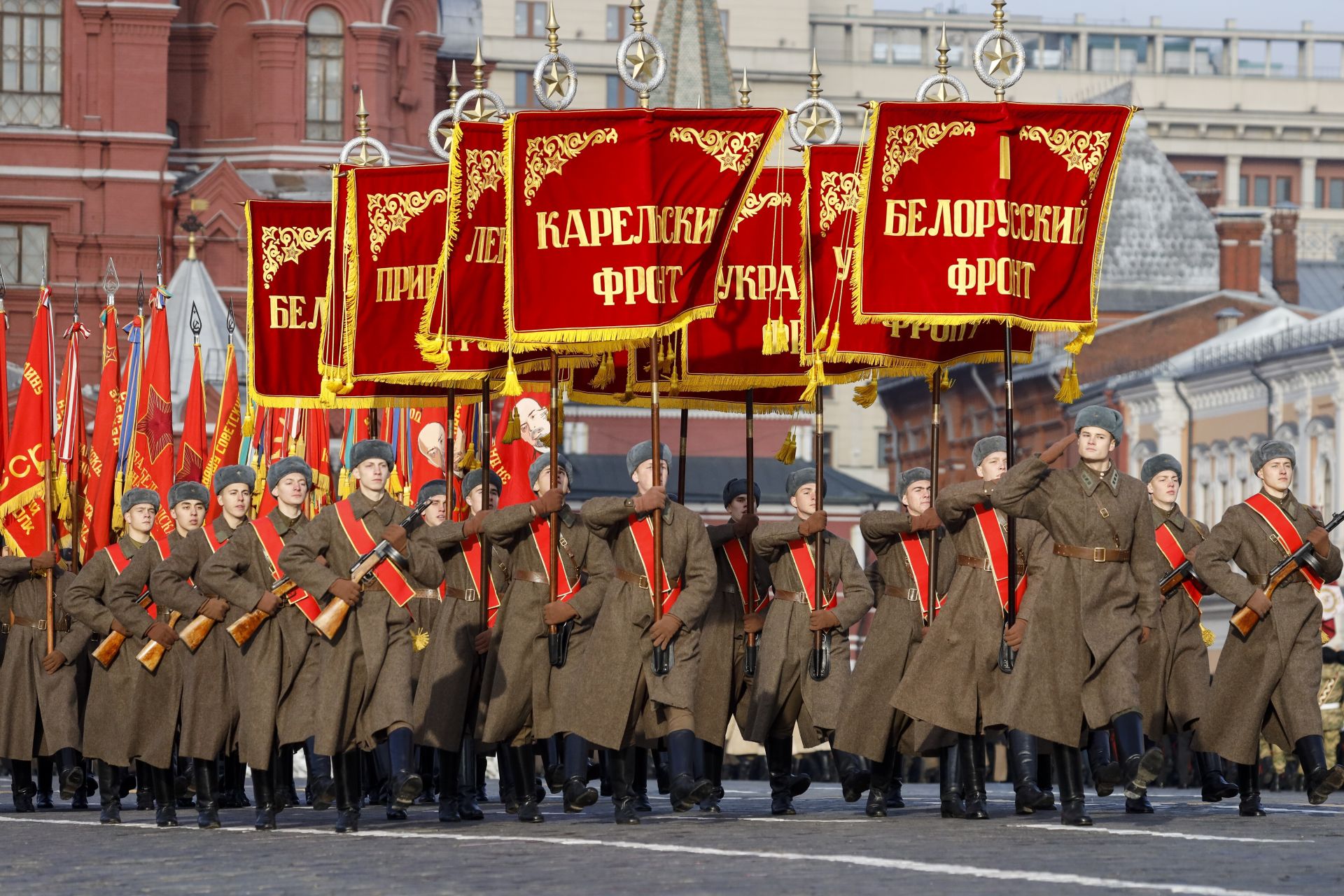 5000 военни и възпитаници на московски военни училища участваха във възстановката
