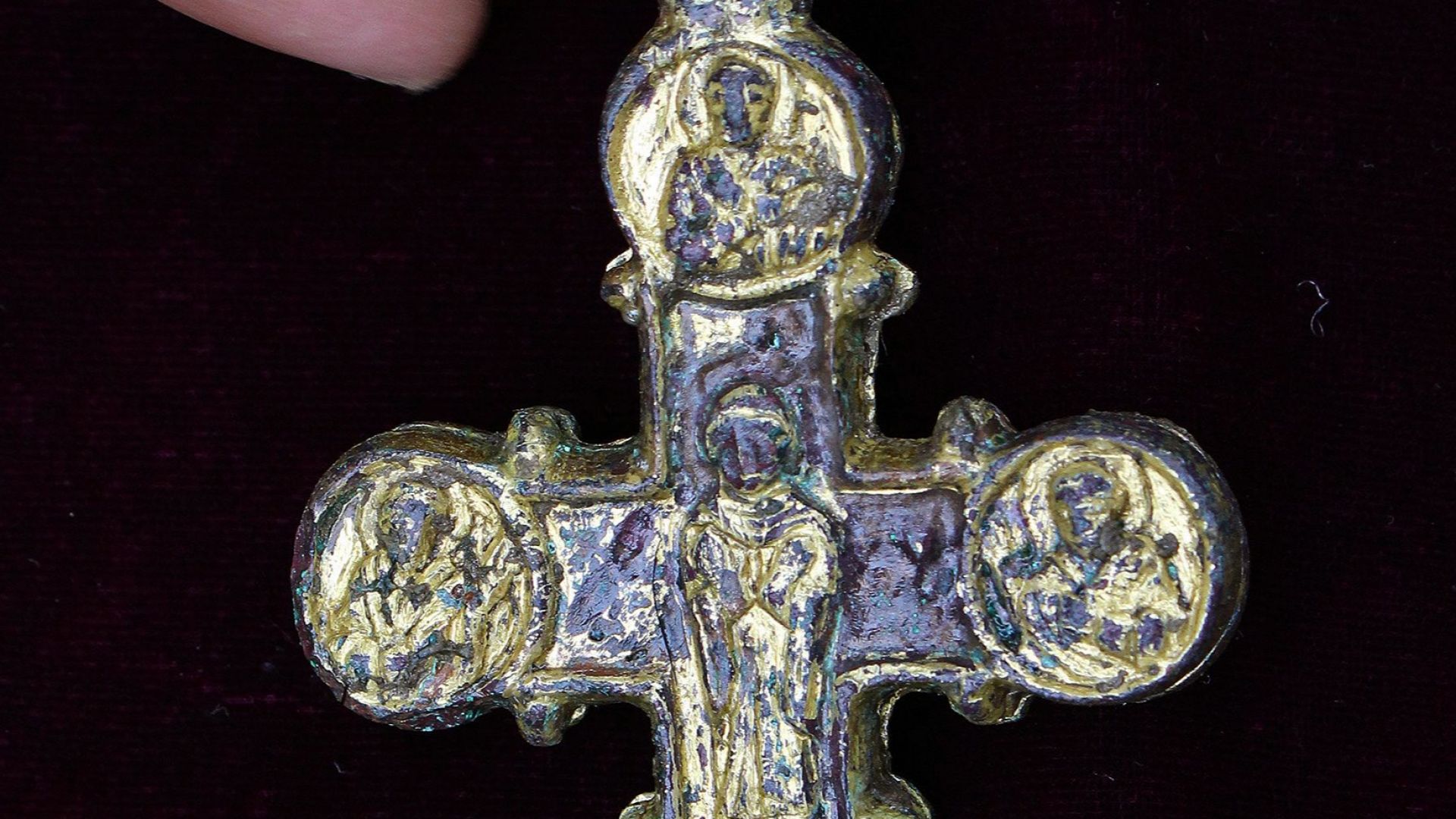 Златен кръст енколпион е открит при археологическите разкопки на Трапезица