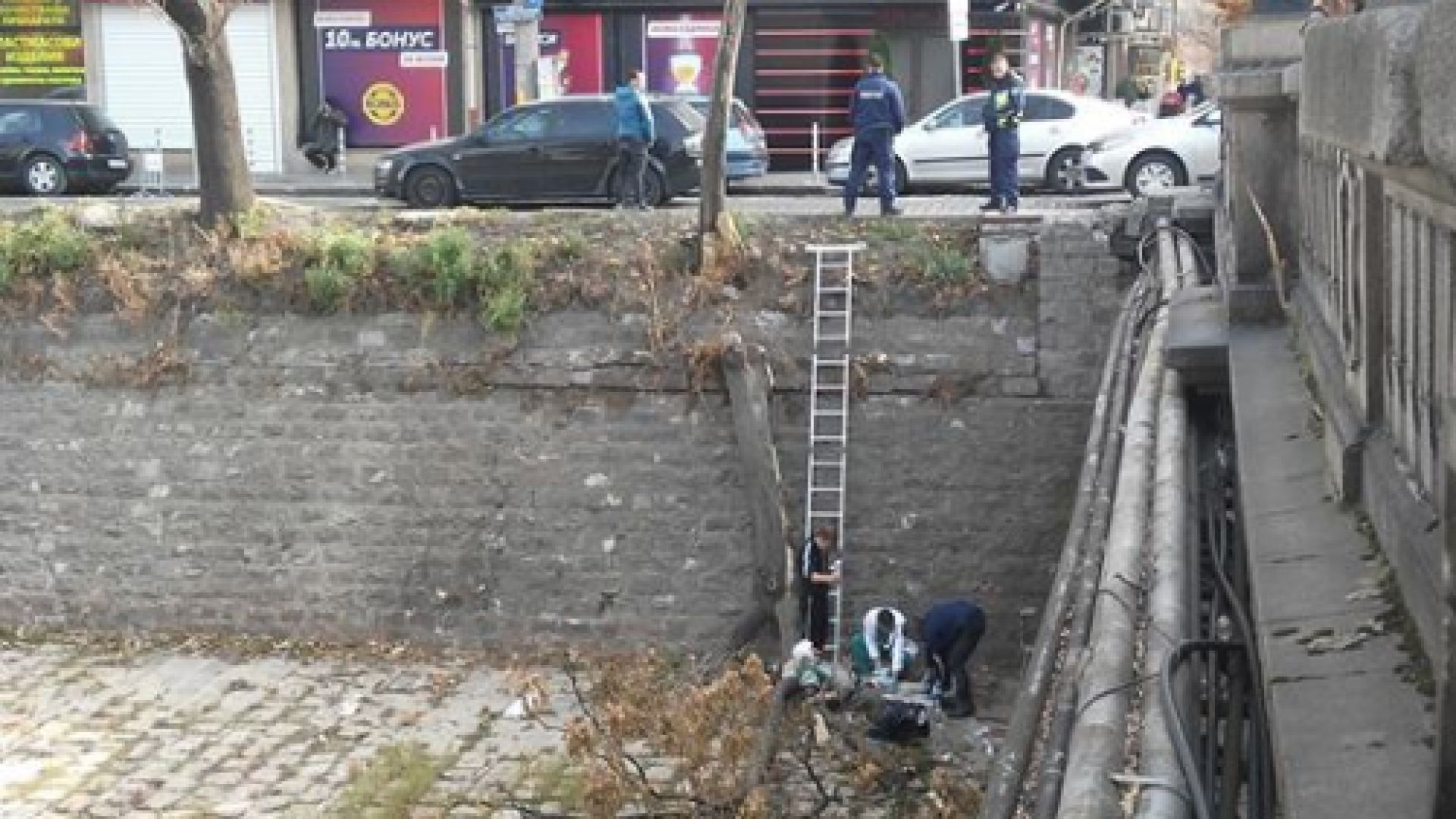 Възрастен мъж падна в канала на Владайската река при столичния