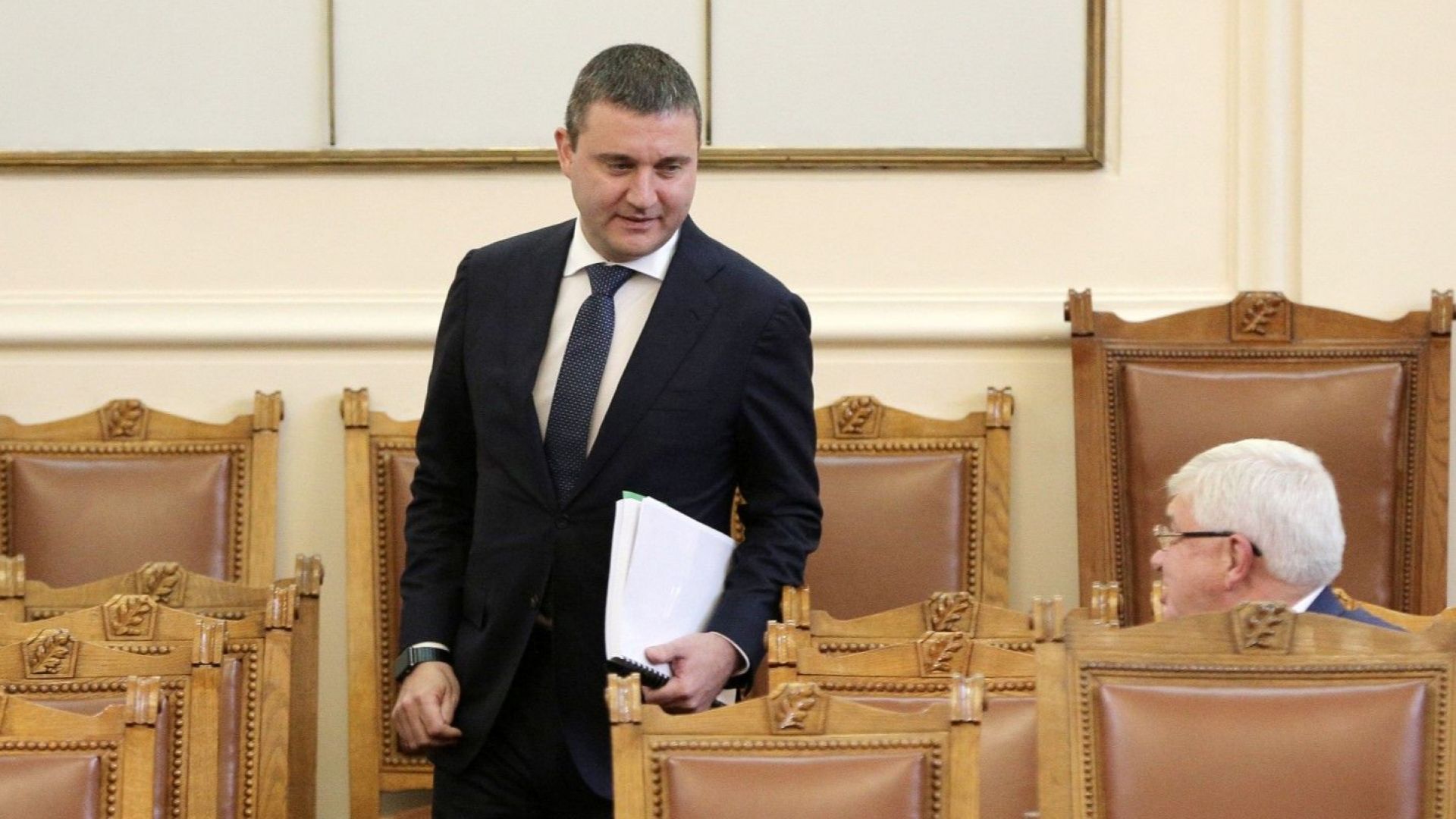 Финансовият министър Владислав Горанов окачестви като неприемливо раздаването на бонуси