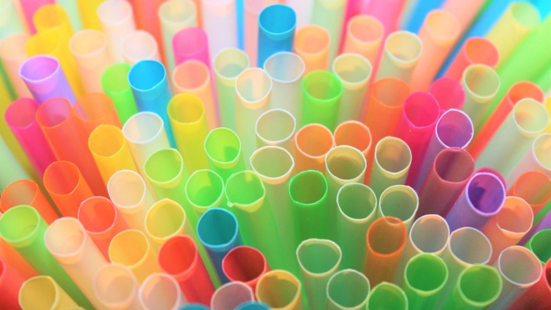 От април 2020 година пластмасовите сламки бъркалки и клечки за