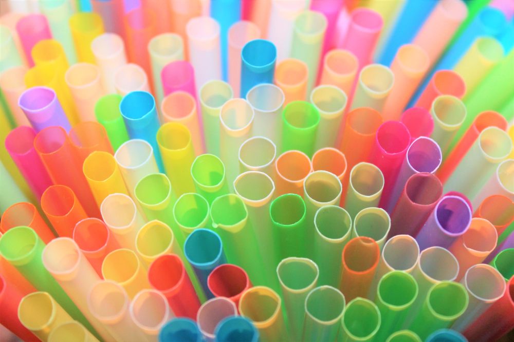 Канадското правителство планира да обяви по-късно днес забрана на редица пластмасови предмети за еднократна употреба от 2021 година