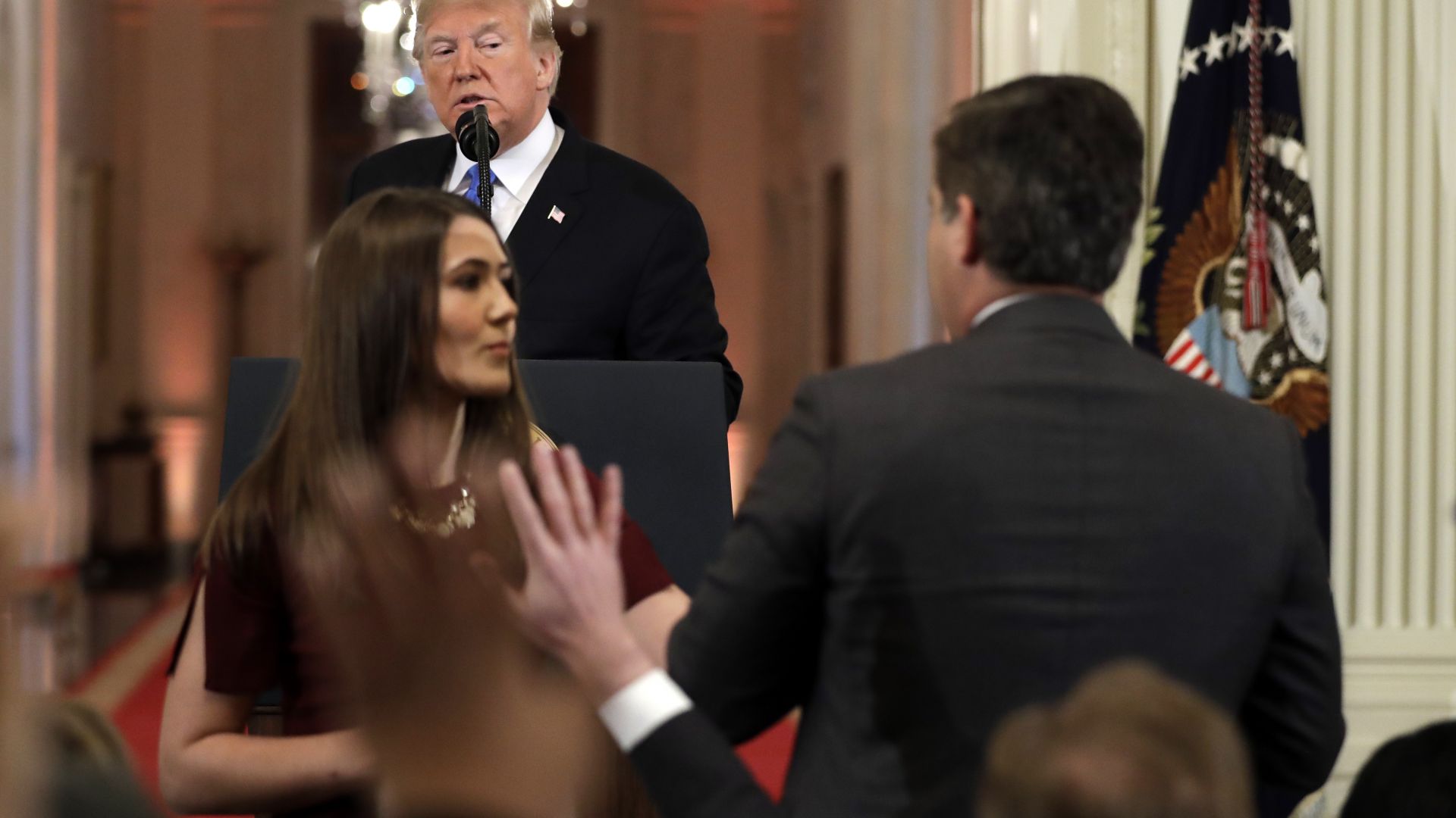 Белият дом заяви че прекратява временно акредитацията на кореспондента на