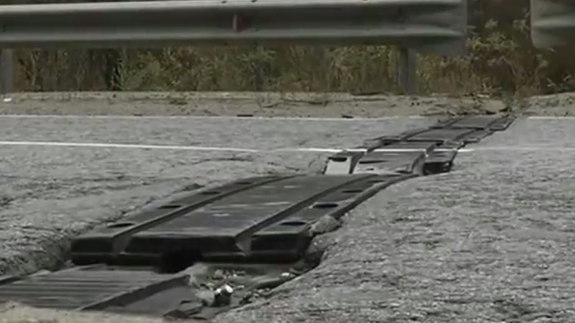 Стърчащи метални шини пукат гуми на Прохода на републиката Заради