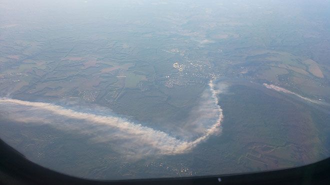 Снимка от самолет на мъгла по поречието на река