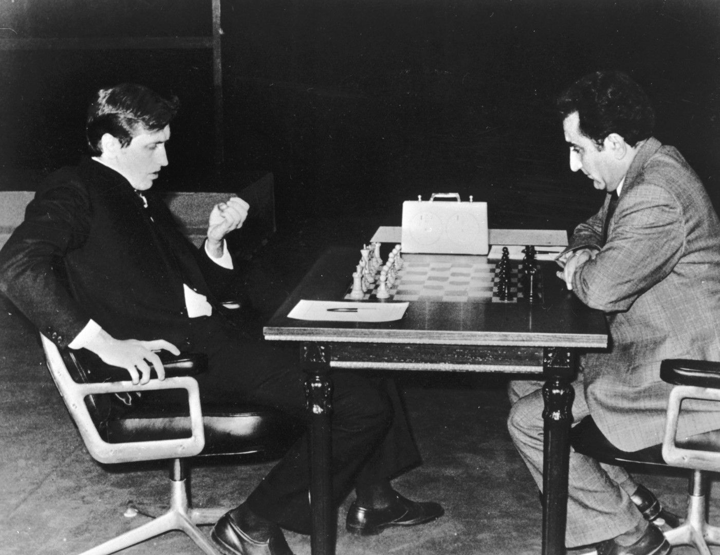 Боби Фишер (вляво) - нехайният гений, който не се интересуваше толкова от титлата, колкото от това шахматът да е атрактивен и да се играе за победа.