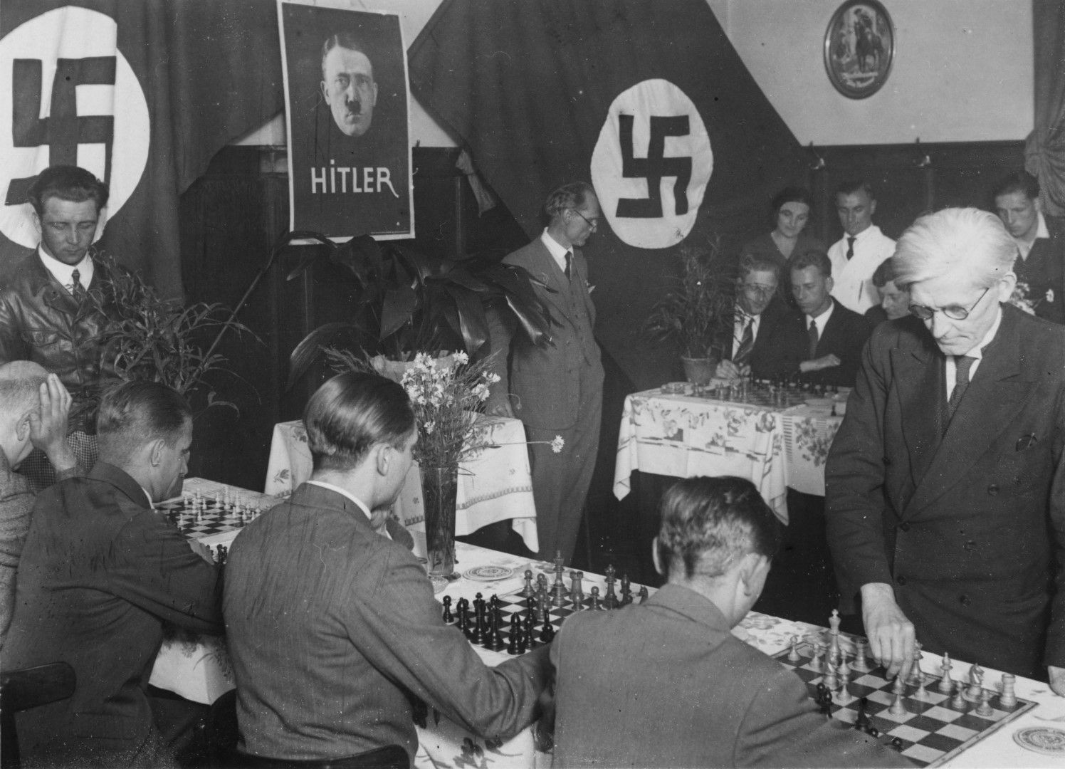Шахмат се играе и по време на Втората световна война, като Германия е една от страните, където спортът е издигнат на пиедестал. 