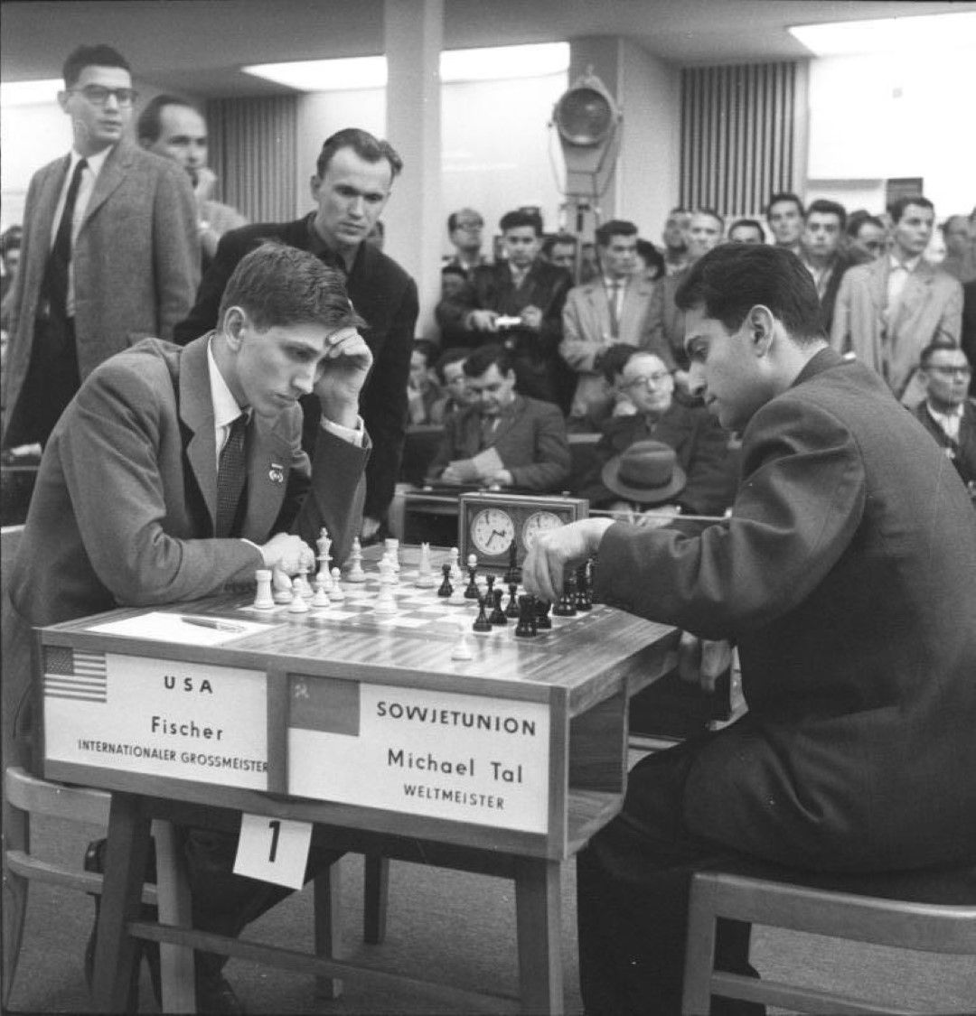 Фишер срещу Михаил Тал, един от Световните шампиони след Втората световна война.