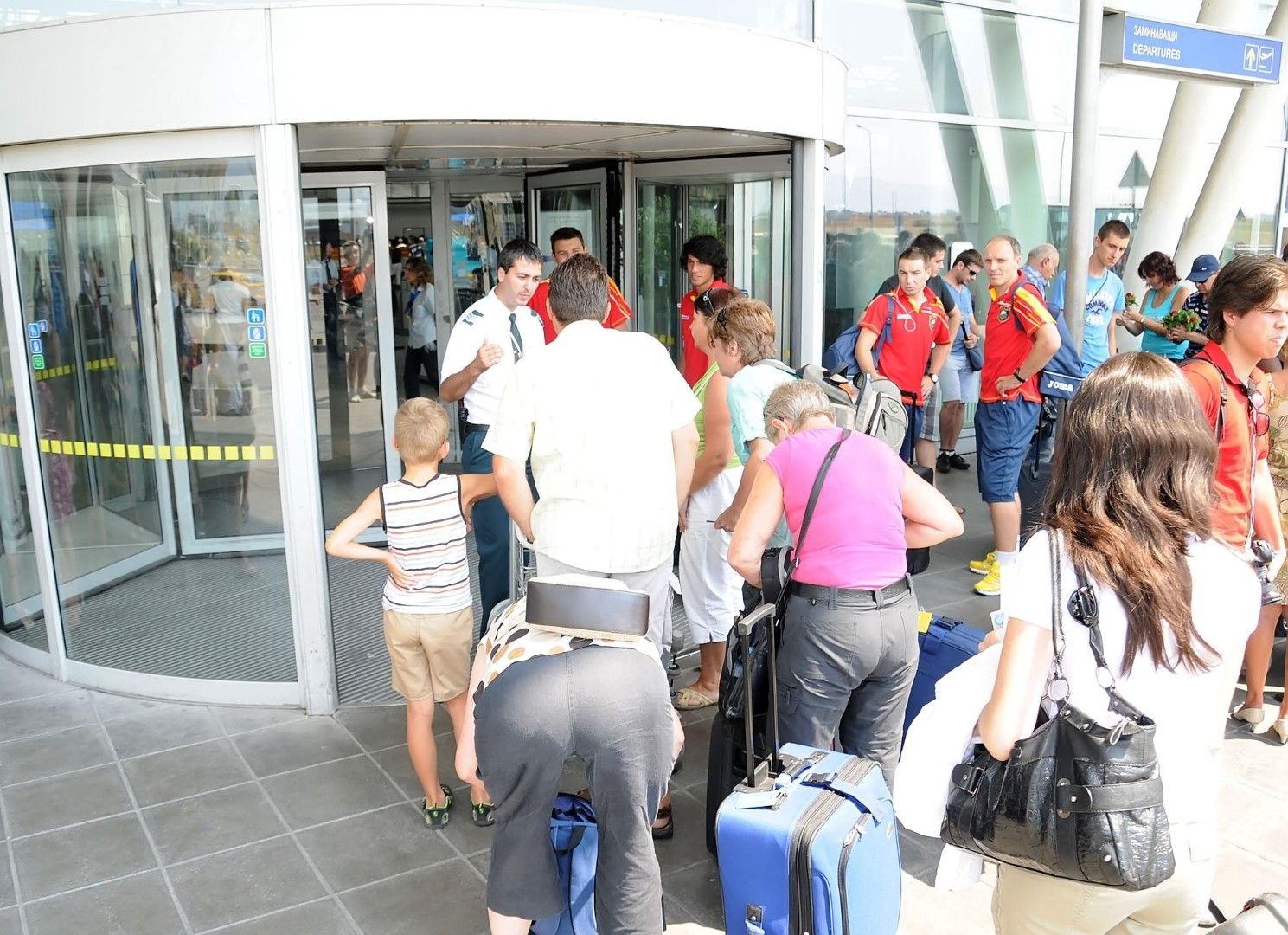 Терминал 2 на летище София стана символ на заминаващите да работят в чужбина българи