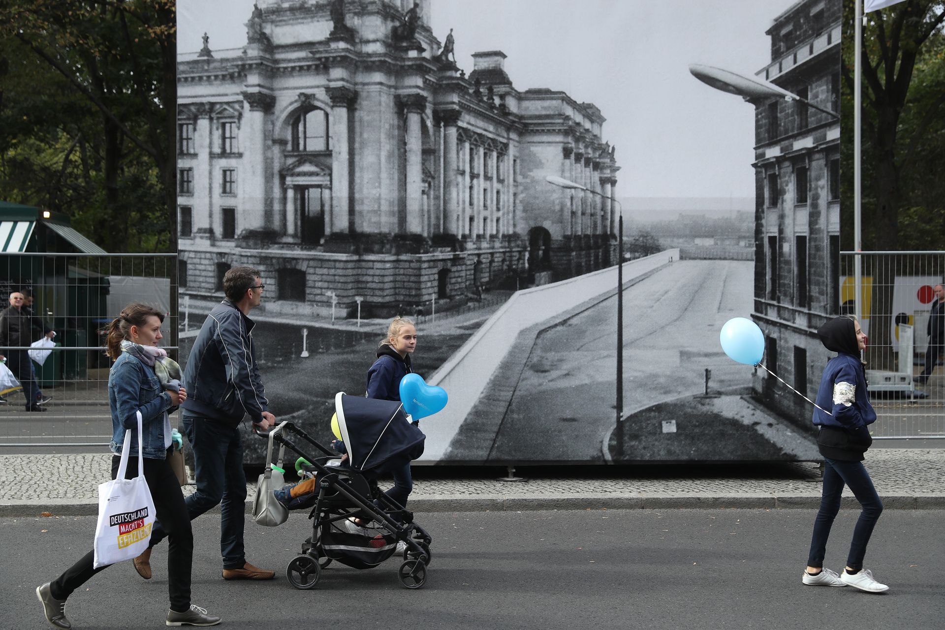  гигантска черно-бяла фотография, която показва Берлинската стена минаваща през Райхстага 