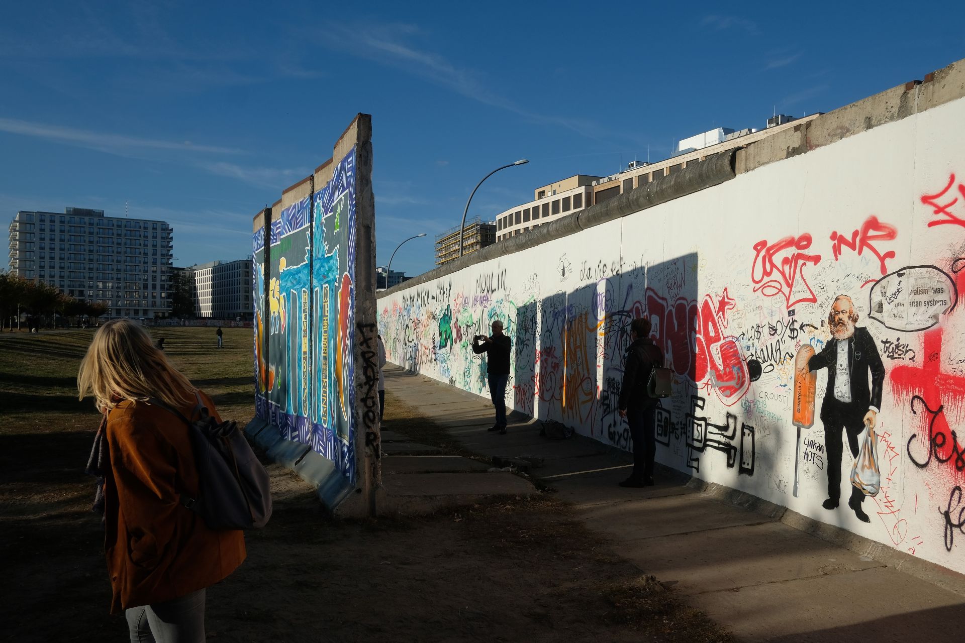 Туристите стоят на бившата част на Берлинската стена, наречена Галерия Ийстбъд