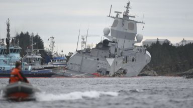 Военна фрегата и танкер се удариха край Норвегия (видео)