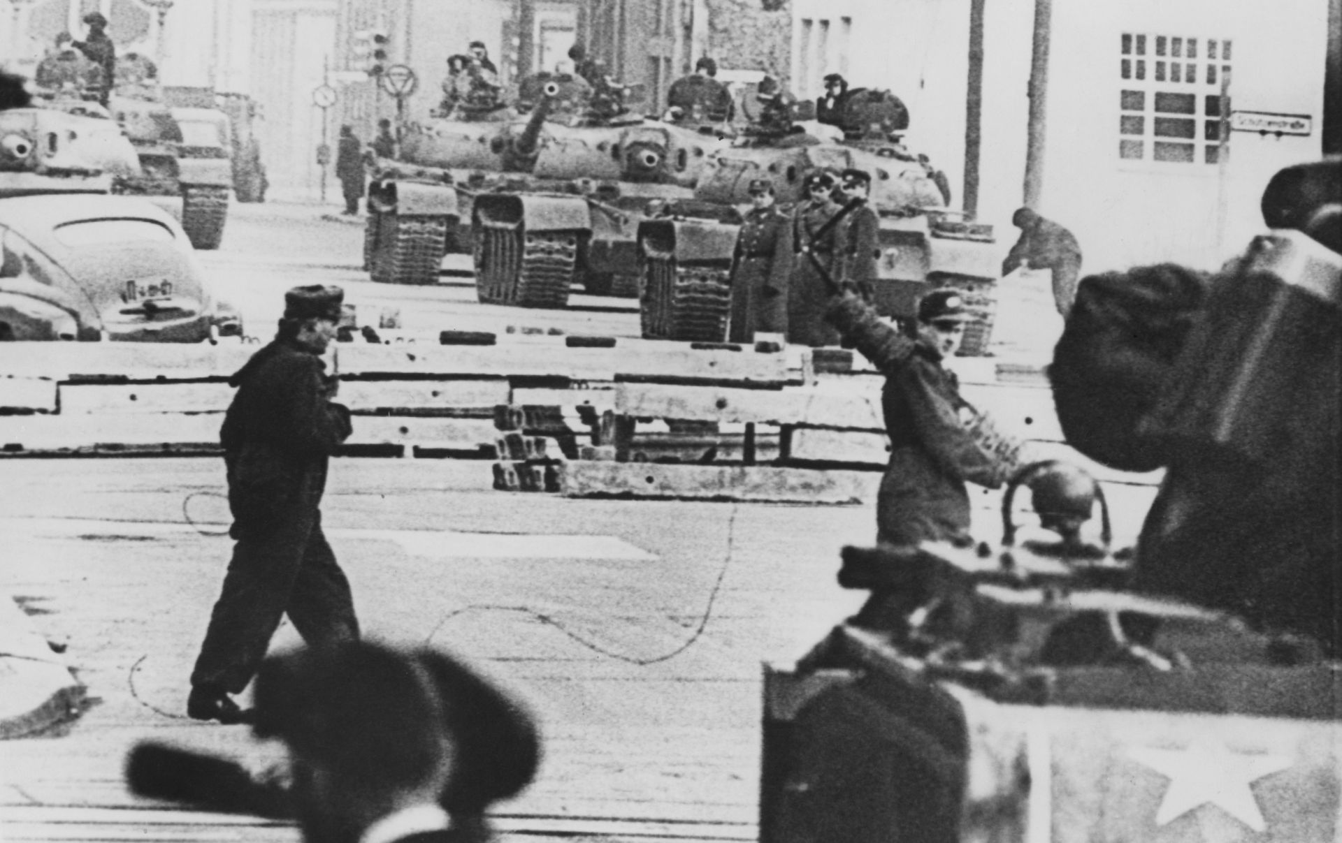 Край пропускателните пунктове от двете страни на Берлинската стена са стояли на  танкове: от едната страна - съветски, а от другата - американски