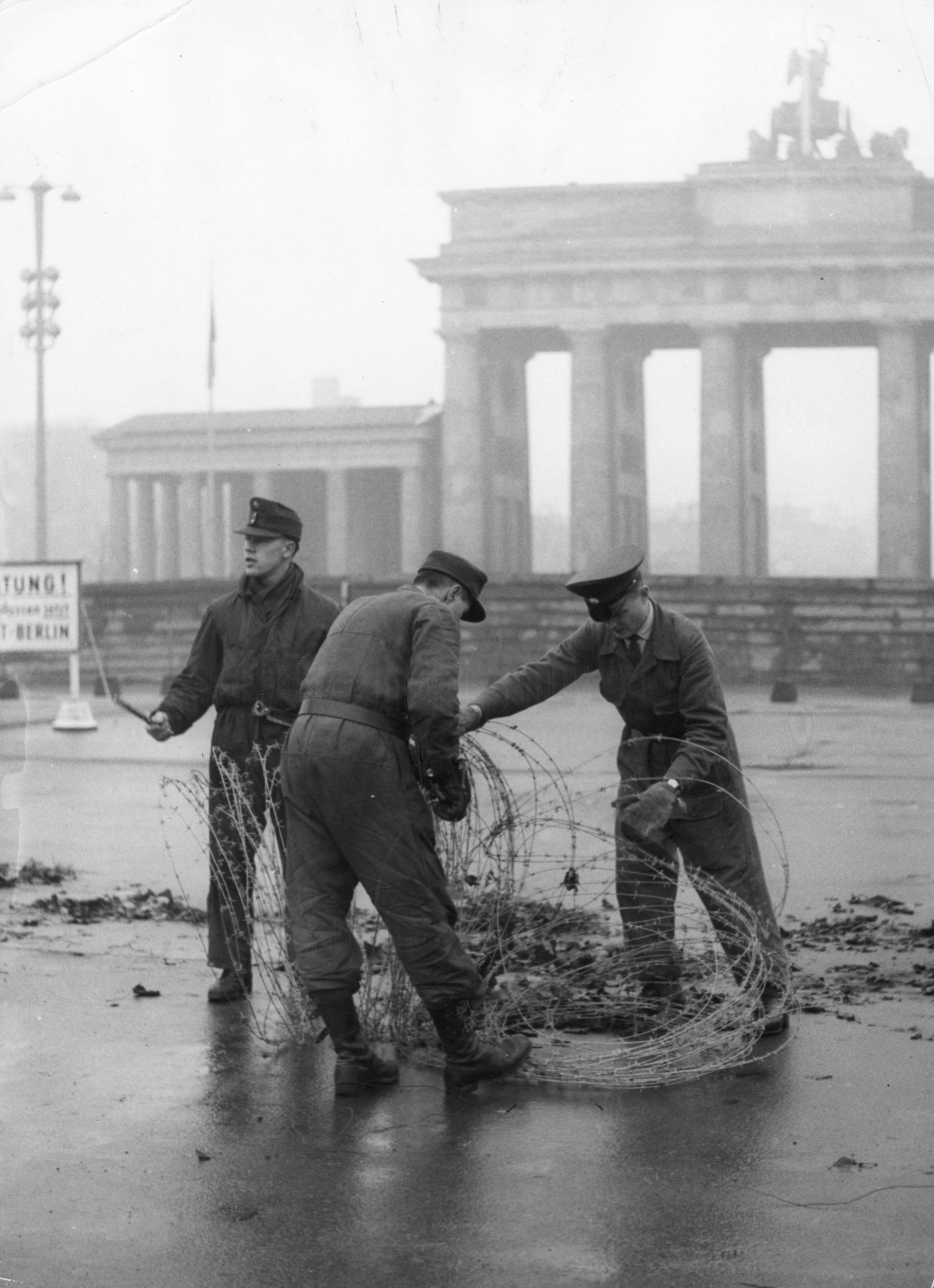 28 ноември 1961 г., Западeн Берлин, полицаи отстраняват бодлива тел от западната страна на Берлинската Бранденбургска врата пред Берлинската стена