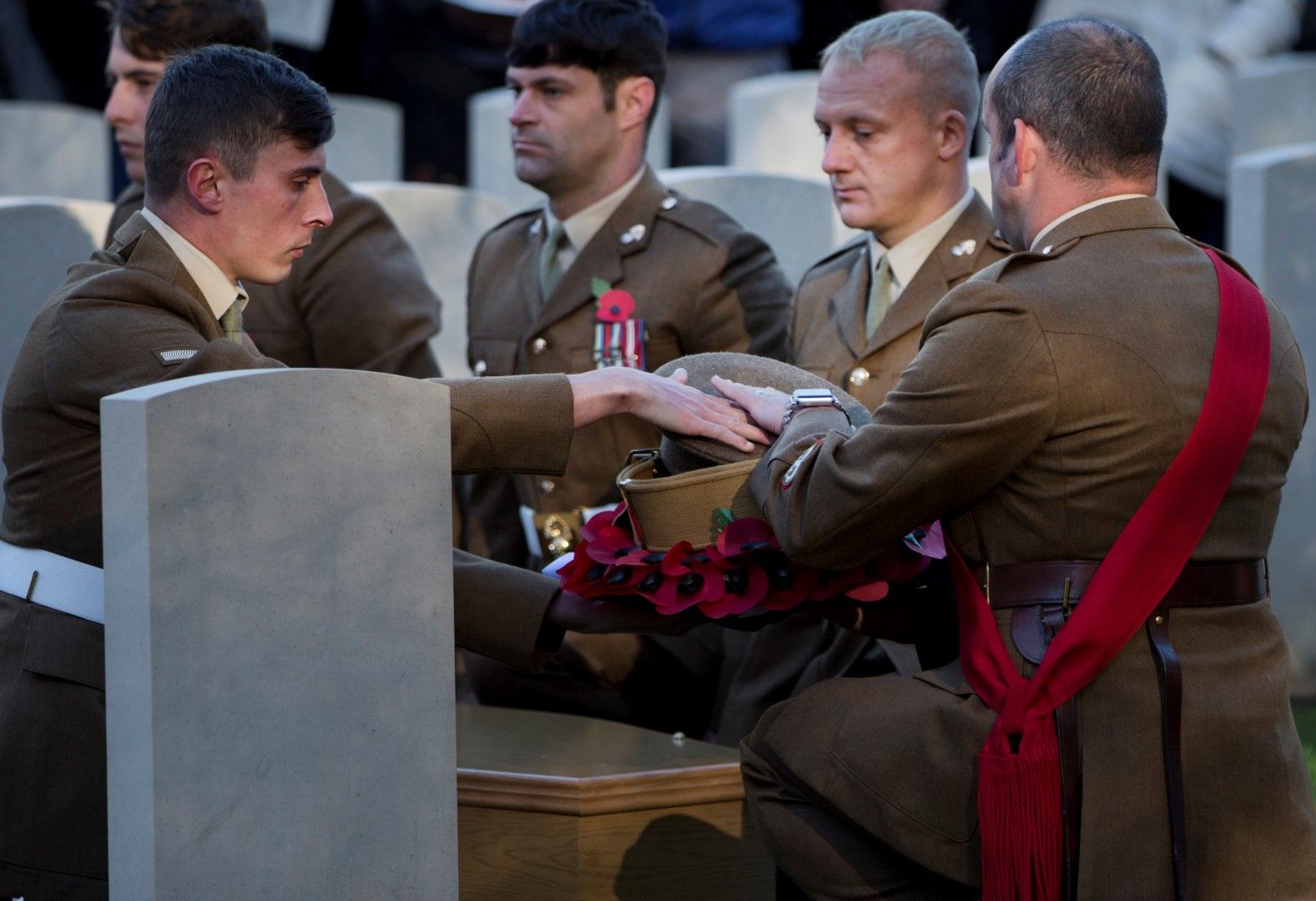 Британски и белгийски впенни на церемония по препогребване на британски войник от ПСВ, чието тяло е било открито в Белгия миналата година