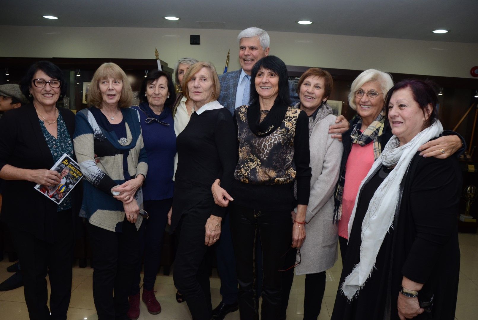 Димитър Златанов заобиколен от дами уважили събитието му