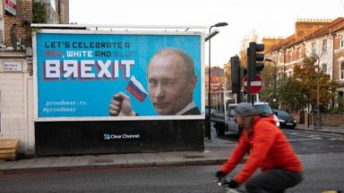 В Лондон пародират Путин, възхваляват го за "ролята" му в Брекзит
