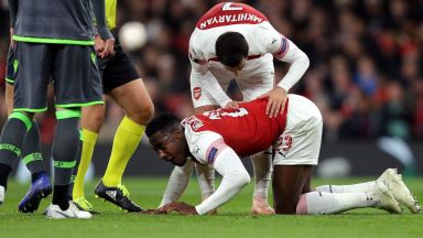 Арсенал се класира, но е втрещен от ужасна контузия (резултати)
