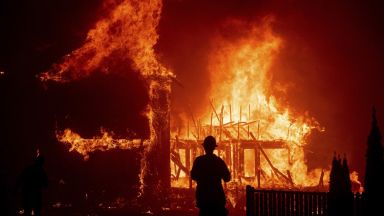 Огнено бедствие опустоши цял град в Калифорния (снимки)