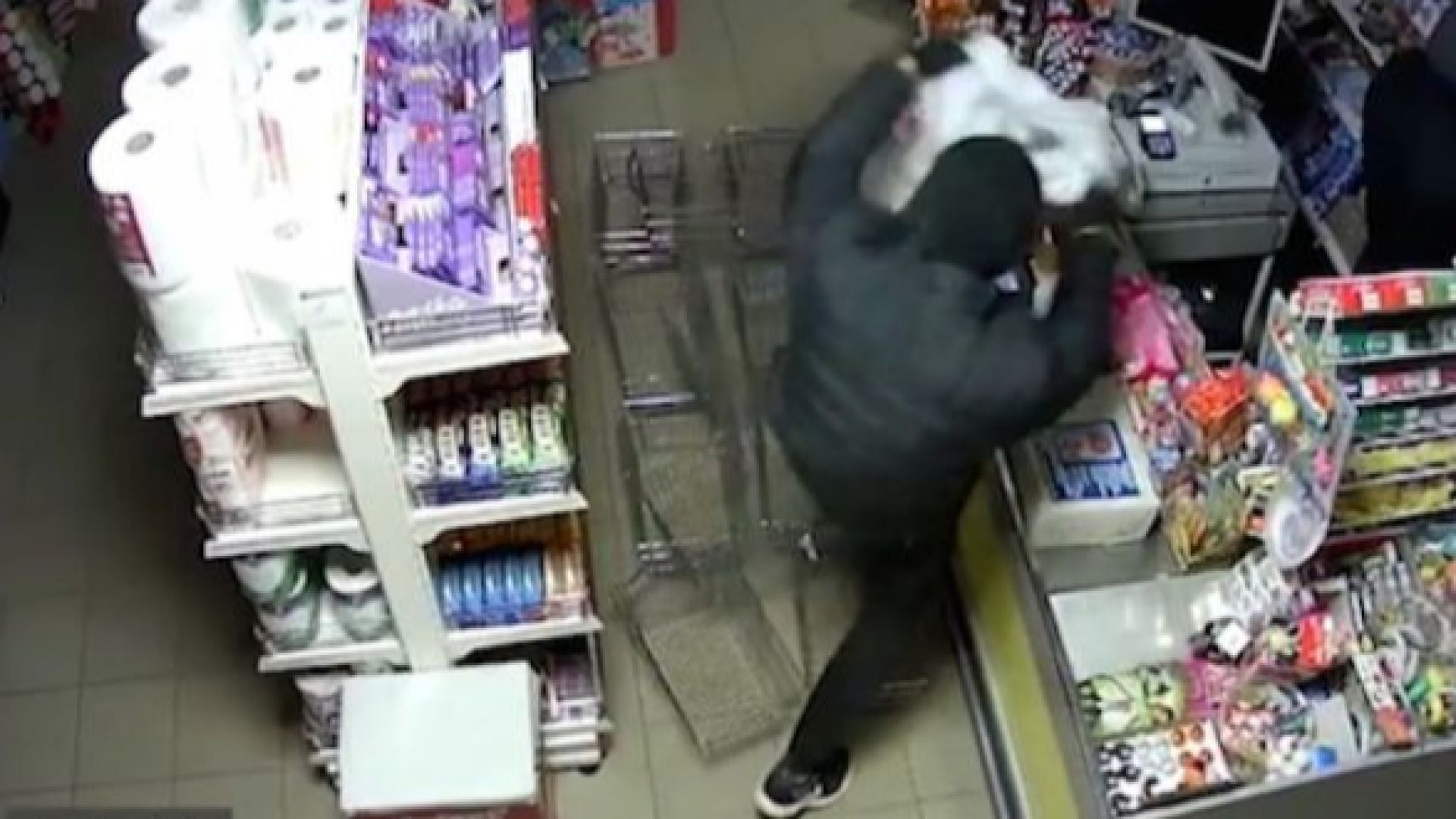 Обирджии задигнаха куп стекове с цигари от магазин в Плевен