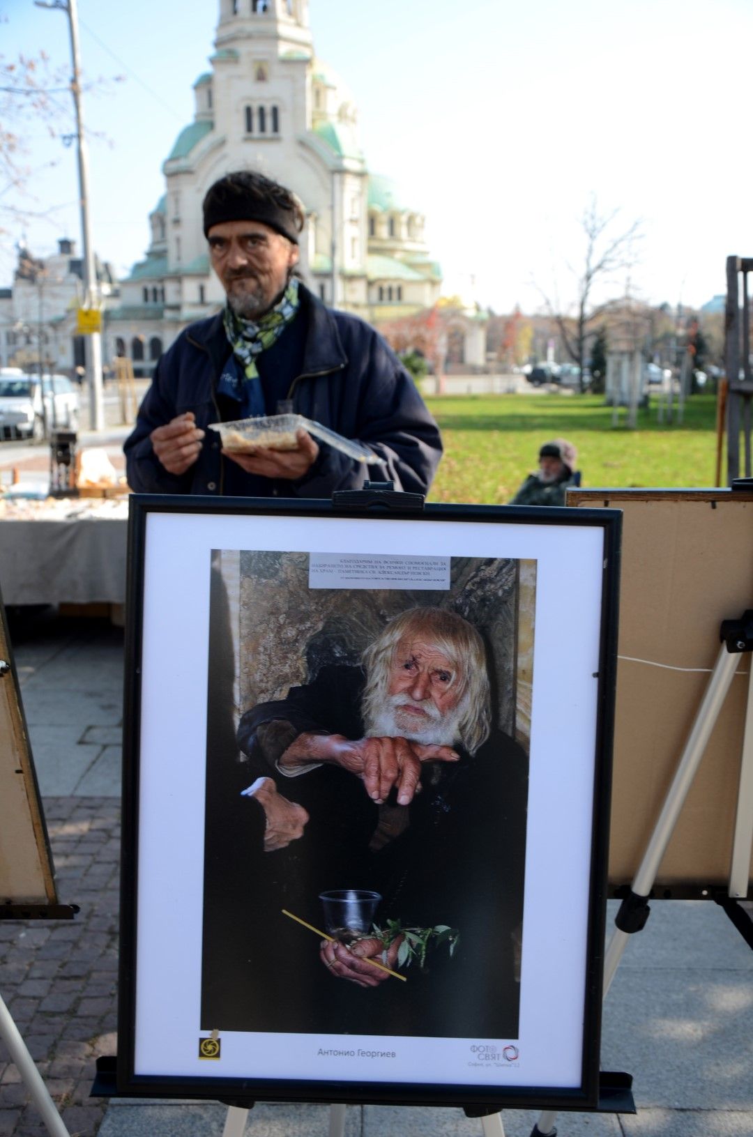 Дядо Добри оживява в благотворителна изложба на ул. „Париж“  