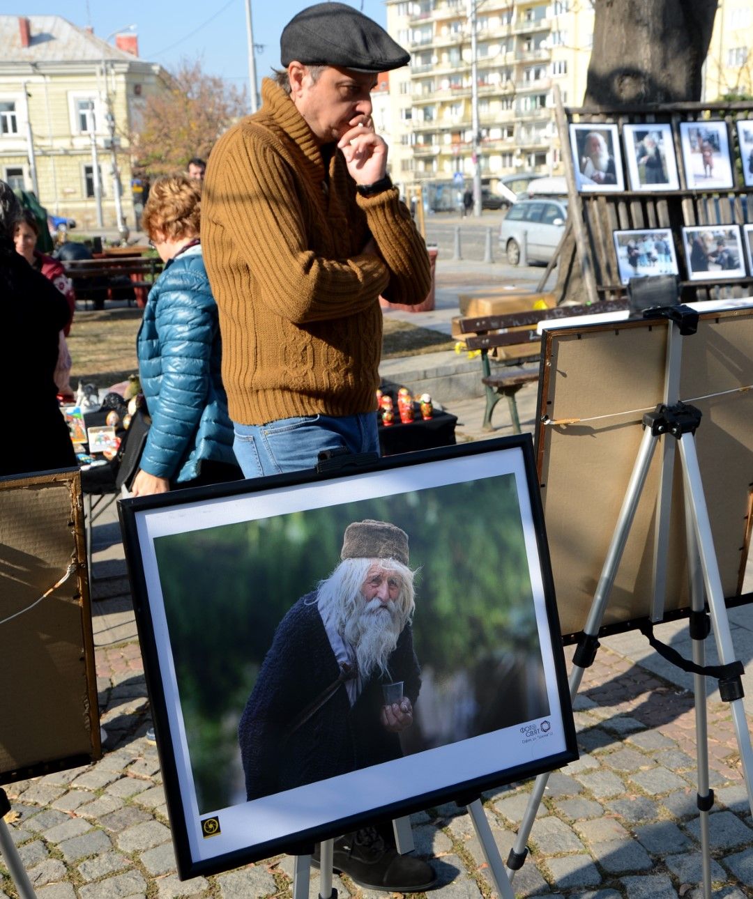 Дядо Добри оживява в благотворителна изложба на ул. „Париж“  