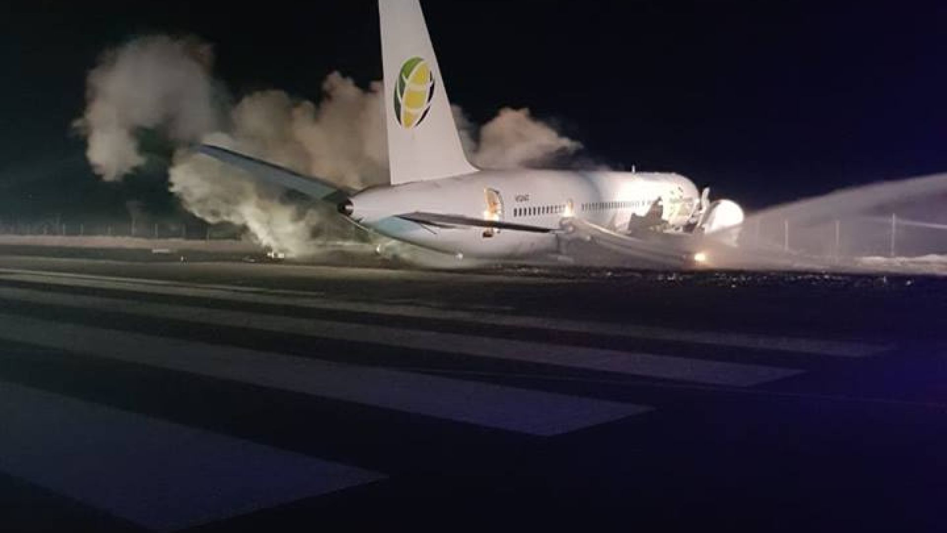 Най малко шестима души бяха ранени при принудителното кацане на самолет