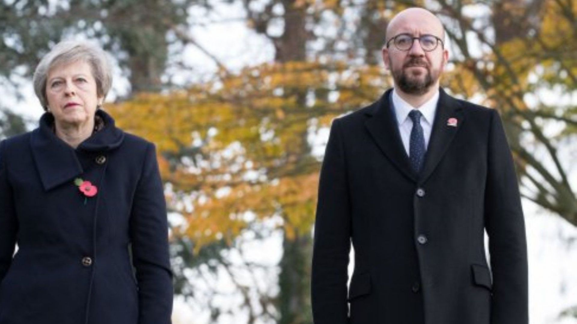 Малък инцидент предизвика напрежение сред охраняващите британския премиер Тереза Мей и