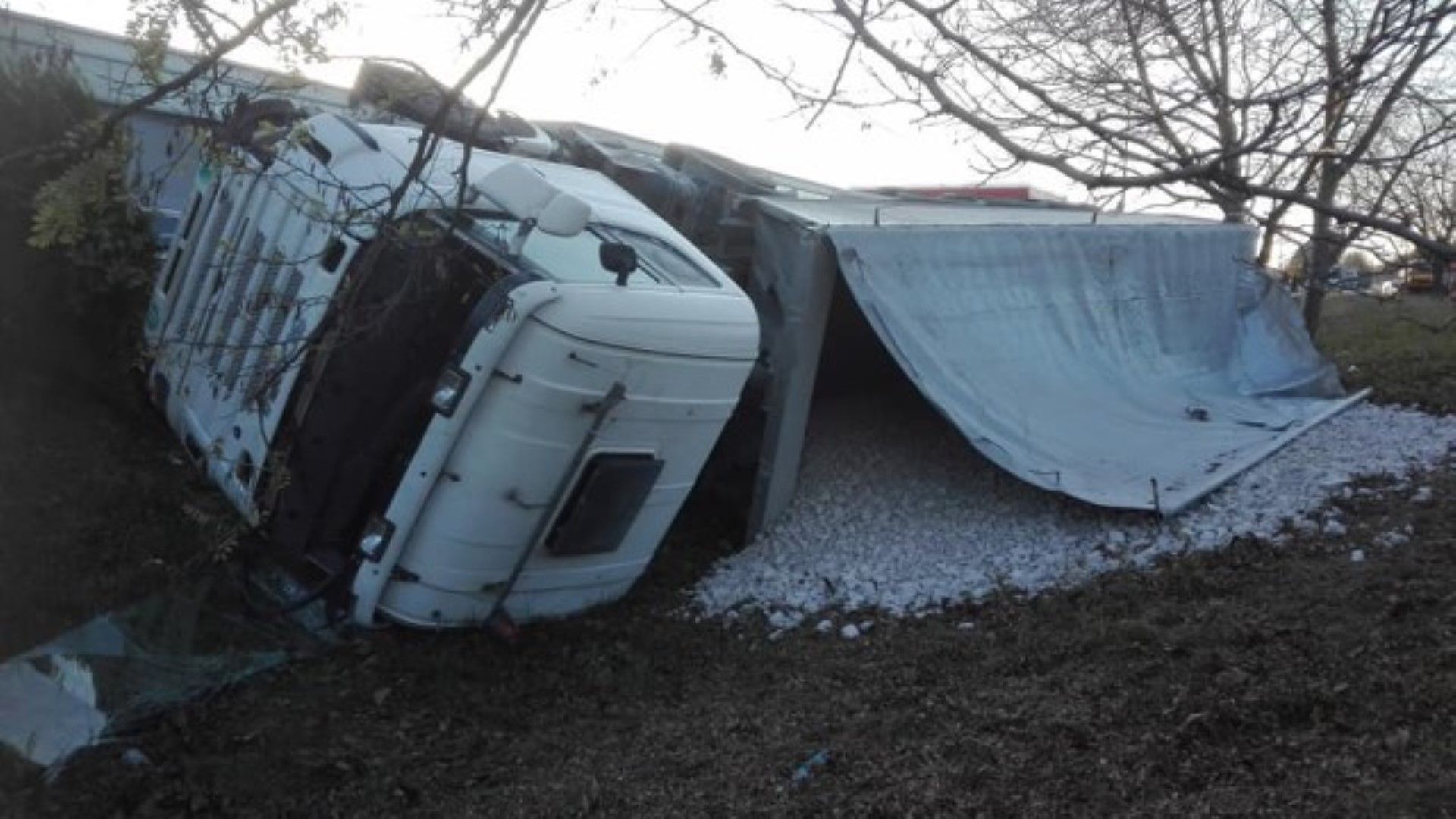 Камион блъсна 6 паркирани коли във Велико Търново 