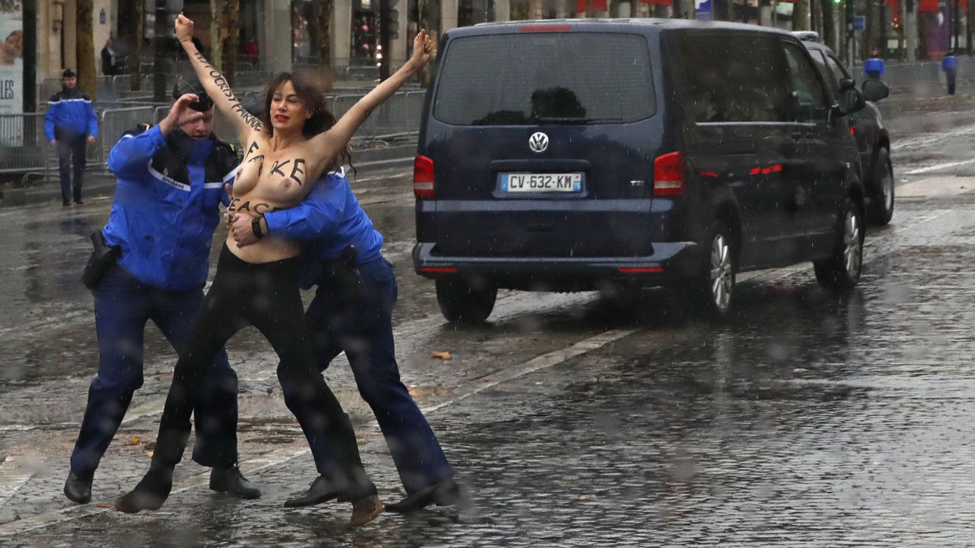 Две голи до кръста активистки на Фемен пробиха охранителния кордон