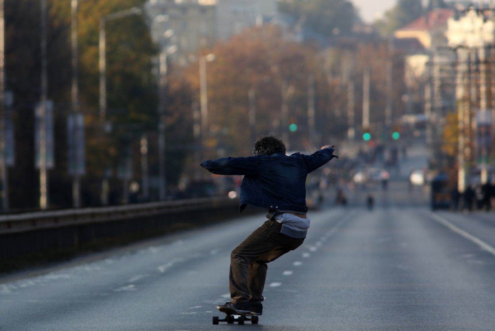 Скейтбордист по опразненото Цариградско шосе