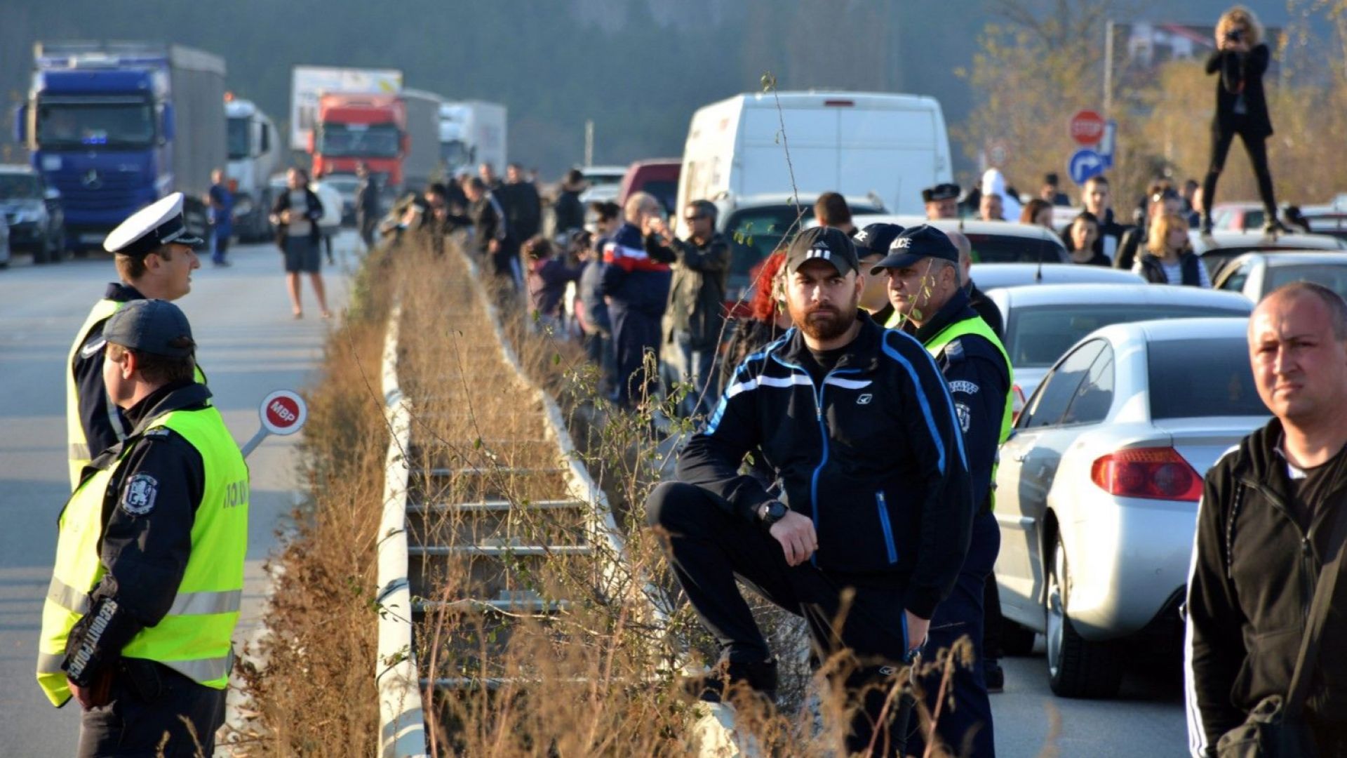 В момента няма затворени пътища на територията на страната информира