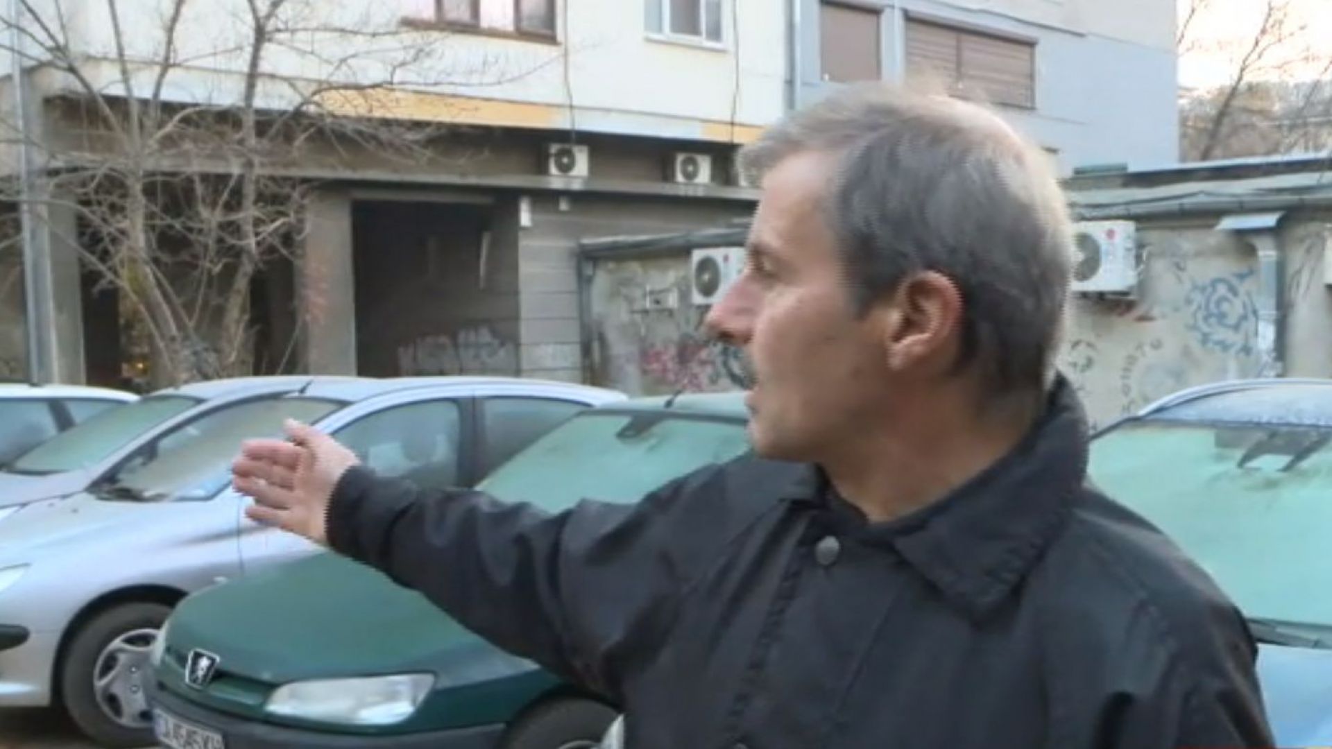 Паркинг хаос в центъра на София заради незаконни колчета, скоби и ограда