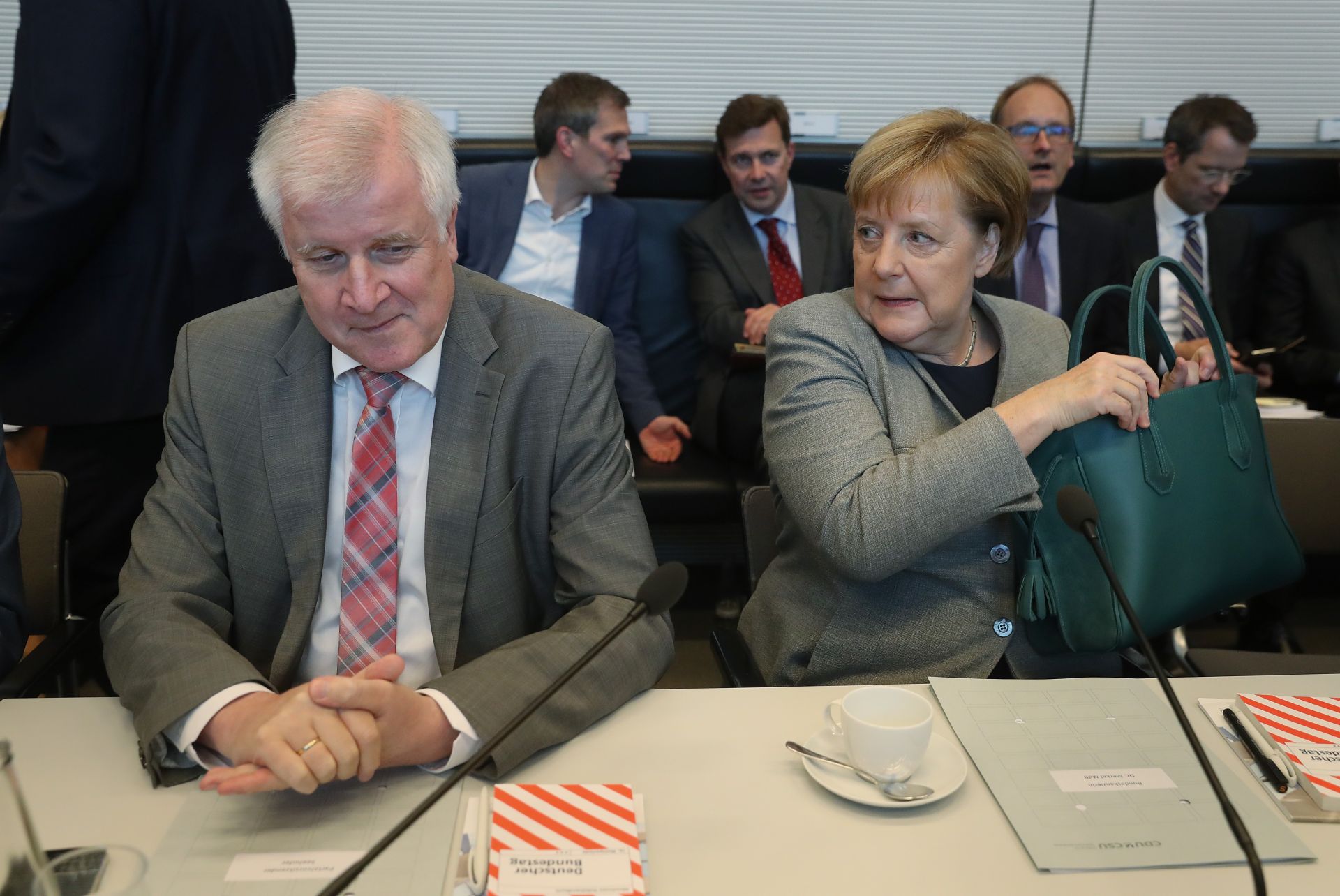 Зеехофер (вляво) и Меркел
